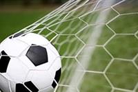  شاهد.. حارسة مرمى غريبة الأطوار تتسبب بخسارة فريقها بـ28 هدفاً 