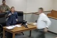 فيديو - قاض يخلع ثوبه يركض خلف متهمَين في المحكمة! 