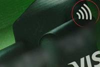  إن كانت بطاقتك تحمل هذا الرمز.. فلا تحملها في جيبك