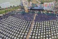  عشرات السيارات وأموال وشقق وزعها على موظفيه! 