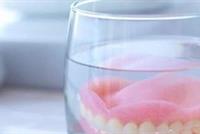  هذه الطريقة الصحيحة لتنظيف طقم الأسنان