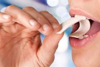 مضغ العلكة باستمرار يسبب مشاكل صحية