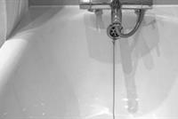 أمضت 5 أيّام داخل حوض الاستحمام!