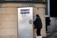  لماذا يجب ألا تأخذ هاتفك الذكي معك إلى الحمام؟