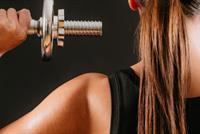 رفع الأثقال ساعة أسبوعيًا يحافظ على صحة القلب