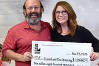  ثنائي عثر على تذكرة يانصيب فائزة في منزله... هل استطاع الحصول على المال؟