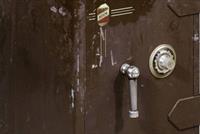  إشتراها بـ500$ فوجد فيها الملايين