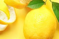 فوائد شرب الماء والليمون على معدة فارغة 