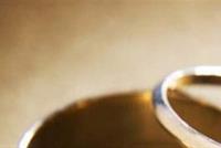  زواج سريّ يجمع نجمة شابة وممثل شهير 