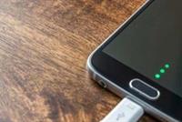  خطأ كبير يقوم به المستخدمون عند شحن هواتفهم.. احذروه!