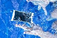 4 خطوات لإنقاذ هاتفك في حال وقوعه في الماء