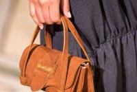 لن تصدقوا.. بريطانية تصنع حقيبة من جلد ساقها