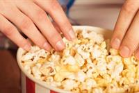 منها الفشار... تحذيرات صحيةٌ من مشاركة هذه الأشياء مع الآخرين!