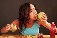 خلال الدورة الشهرية.. تجنبي هذه الأطعمة