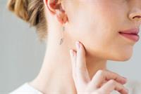 وصفة سحرية.. هكذا تتخلصين من ألم أذنيك بسبب الأقراط