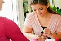 لهذا السبب... يجب وضع الواقي الشمسي قبل طلاء الأظافر