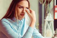 لماذا ينزل الدمع من عين واحدة؟