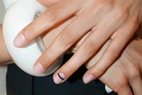 الأظافر القصيرة موضة هذا الموسم