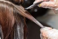 هل فعلاً صبغة الشعر مؤذية للحامل؟