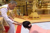 ملك تايلاند يتزوج حارسته الشخصية.. شاهدوا كيف نصّبها ملكة وهي زاحفة