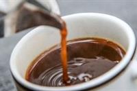 كوب من القهوة يقلل خطر تعثر كبار السن خلال السير