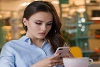 حبيبك مدمن على الهاتف؟ هكذا تتعاملين معه