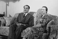 صورة قديمة ونادرة لرئيس لبناني في منزله المتواضع.. مع زوجته!