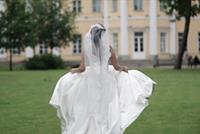 عروس تهرب مع رجل الدين الذي عقد مراسم زفافها من زوجها!