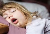 ما الذي يعنيه شخير طفلك بصوت عال؟