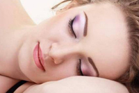 لماذا عليكِ إزالة مساحيق التجميل قبل النوم؟!