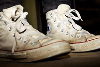 الأحذية القذرة داخل المنزل تحمي الأطفال من مرض التهابي مزمن!