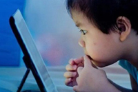 احذروا..هذا ما تفعله الأجهزة اللوحية بأصابع أطفالكم