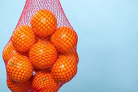 لماذا يباع البرتقال بأكياس شبكية حمراء اللون؟