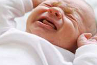 دراسة تكشف سبب بكاء طفلك الرضيع كلما ابتعدت عنه!