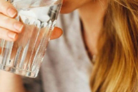 ليس الماء.. أفضل مشروب للتخلص من المذاق الحارّ