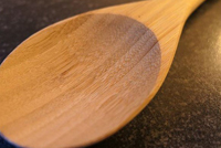 محاكمة أم ضربت ابنتها بواسطة ملعقة خشبية