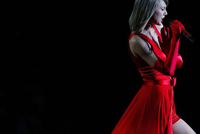 تعرّفوا على المغنية الأعلى أجراً في العالم