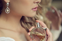 أسهل حيلة لتثبيت رائحة العطر طوال النهار
