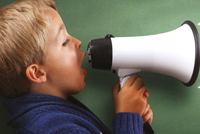 طفلي يُحرجني في الأماكن العامّة... ما الحلّ؟