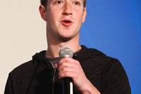 يتحكّم بأكثر من 2.7 مليار شخص ويعرفه الجميع.. زوكربيرغ أخطر رجل بالعالم!