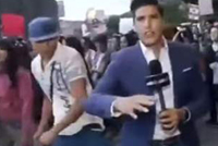 مراسلٌ يتلقّى أعنف ضربة على وجهه مباشرة على الهواء! (فيديو)