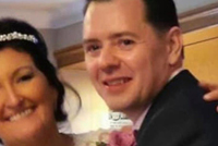 سقط على رأسه يوم زفافه.. ولم يتعرّف إلى عروسته!