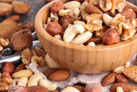 المكسرات تحميك من زيادة الوزن