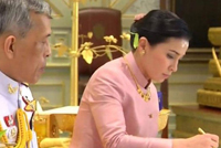 ملك تايلاند ينتفض على زوجته