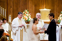 خطأ فادح في زفاف يؤدي إلى زواج الإشبينين!