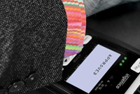 شركة بريطانية تصمم قميصا ذكيا يعمل كبطاقة ائتمان