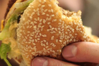 الوجبات السريعة قد تؤدي إلى العمى!