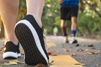 للرجال فقط.. المشي السريع نصف ساعة يوميا يقي من خطر مرض مزمن