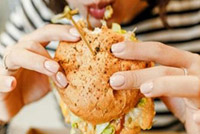 11 خرافةً عن التغذية قد تتسبّب في زيادة وزنك.. ما هي؟