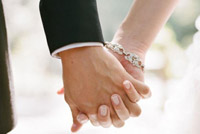 فتاة تشتكي على والدها لرفضه 11 عريساً طلبوا يدها!